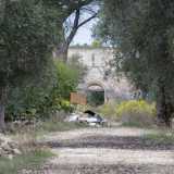 A dividerci dall�edificio ci sono trecento metri di cammino: un percorso sul quale � bene soffermarci, visto che proprio da qui un tempo passava la gloriosa via Traiana, strada aperta dai Romani tra il 108 e il 109 d.C. per collegare Benevento a Brindisi